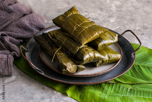 Schilderij op canvas Tamale mexican, cocina mexicana, los tamales de la costa, en banana leaf