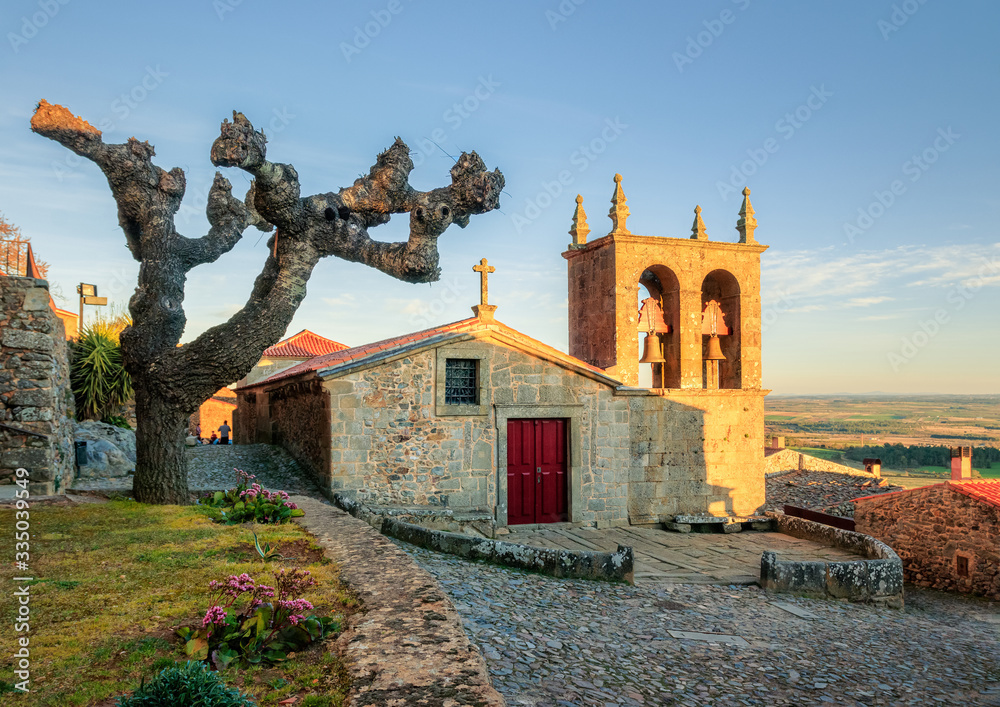 Ταπετσαρία View of the main facade of the Igreja Matriz of Castelo Rodrigo, in Portugal, and the square of the Church, in the winter after a sunny day