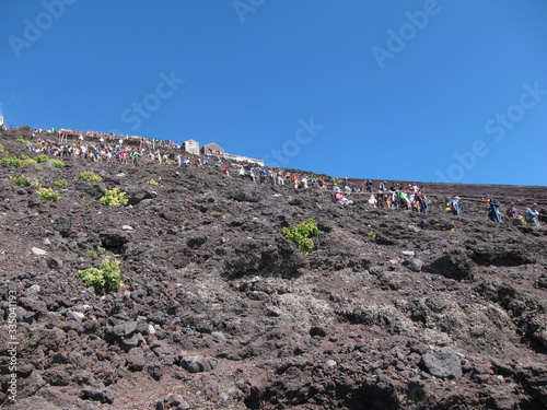 富士山の山頂付近の混雑した登山道 渋滞 