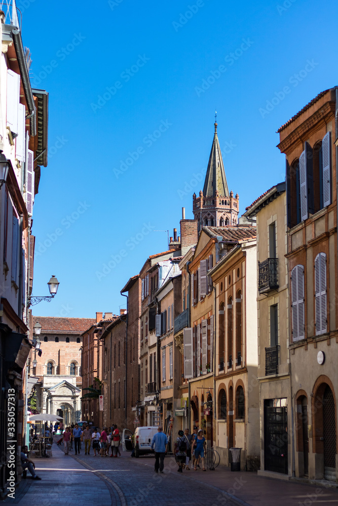 Clocher d'architecture romane de la basilique Saint-Sernin de Toulouse (Occitanie, France)