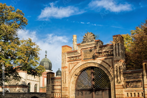 halle saale, deutschland- 22.10.2019 - eingangstor der synagoge im paulusviertel photo