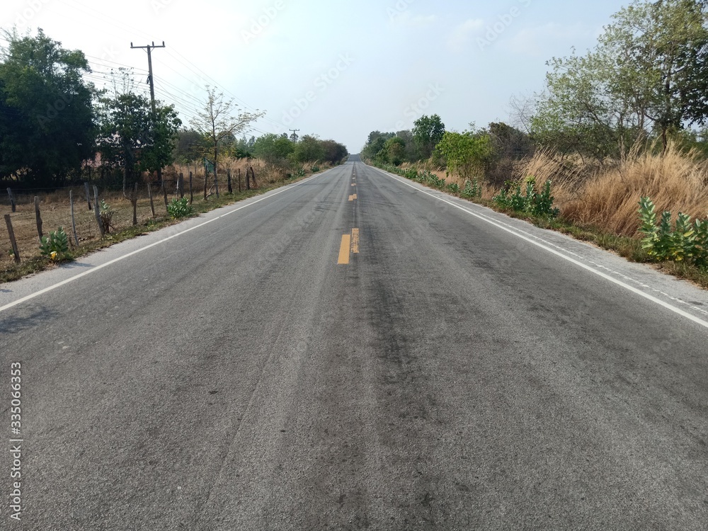 Obraz premium Asphalt roads in Thailand and yellow traffic lines