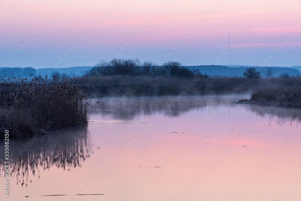Poranek nad Narwią. Rzeka Narew. Piekne Podlasie. Polska Poranek nad Narwią. Rzeka Narew. Piekne Podlasie. Polska