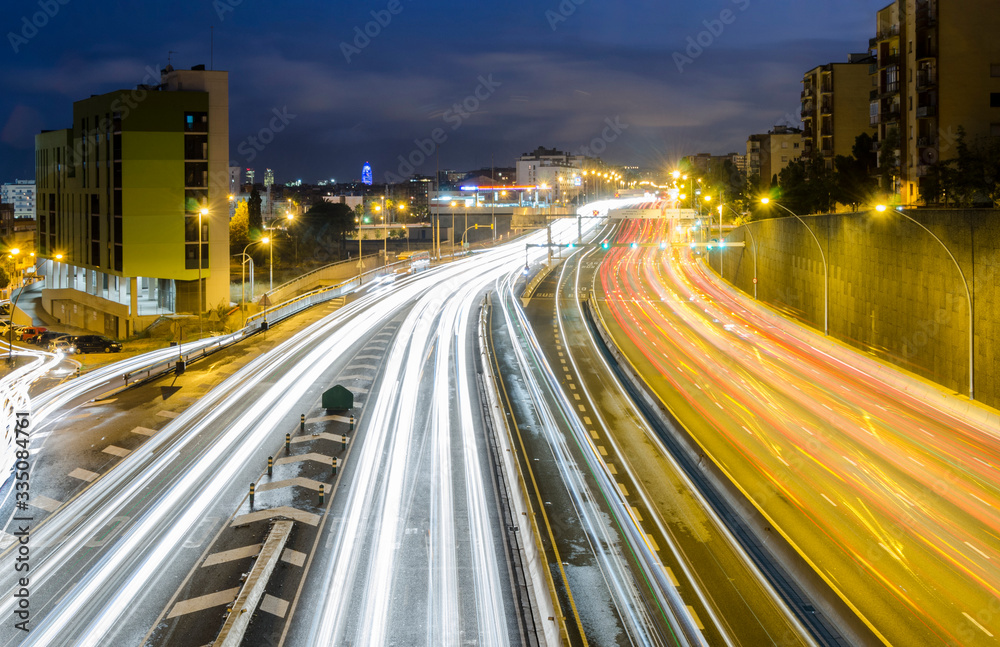 Autopista de entrada a la ciudad de Barcelona de noche con estelas de luz de los coches. Autopista de entrada a la ciudad de Barcelona de noche con estelas de luz de los coches.