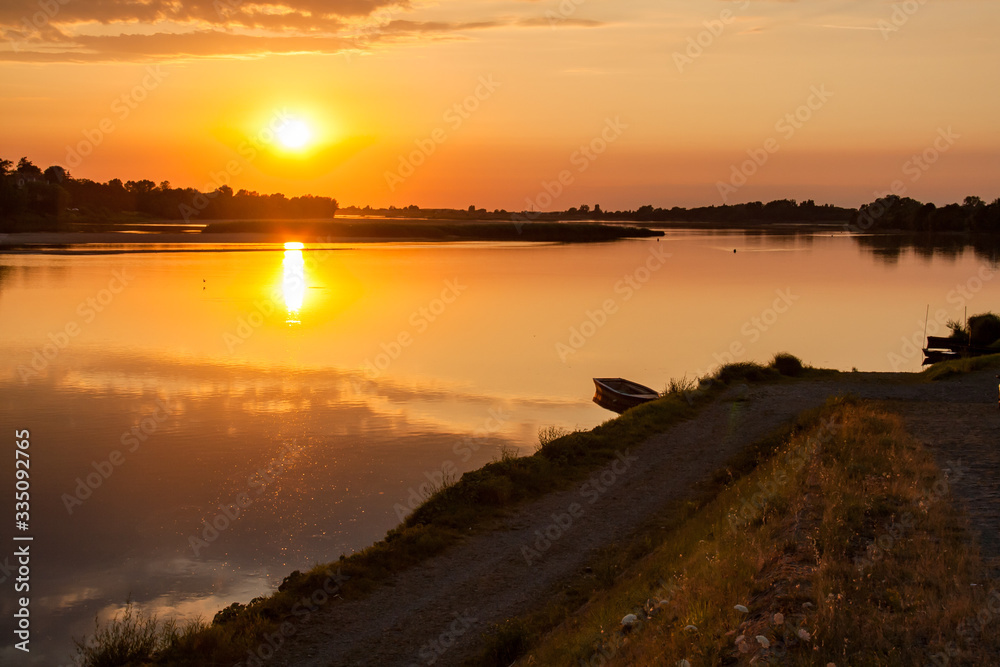 Obraz premium Coucher de soleil en bord de Loire