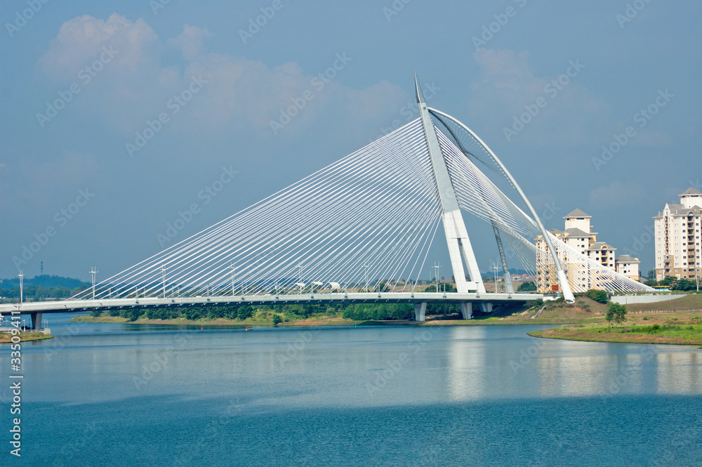 Obraz premium Hanging Bridge over the river in Putrajaya Malaysia