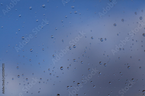 Água sobre o vidro após chuva