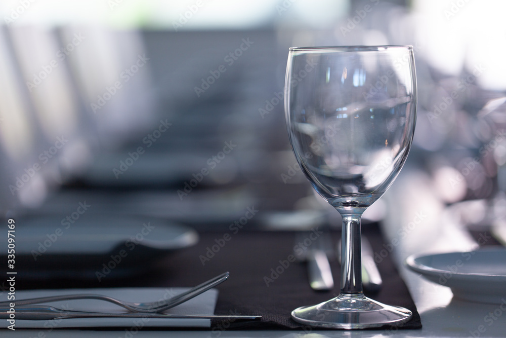 Taças de vidro sobre a mesa de restaurante Português Taças de vidro sobre a mesa de restaurante Português