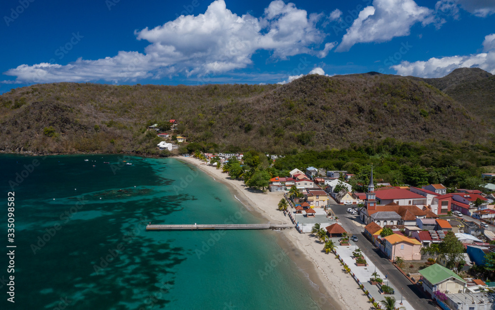 Vue aérienne en drone, d'une plage déserte, pendant le confinement à la Martinique