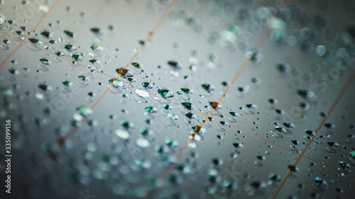 Gotas de agua sobre el cristal de un coche