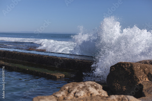 Explosão de água do mar batendo nas rochas