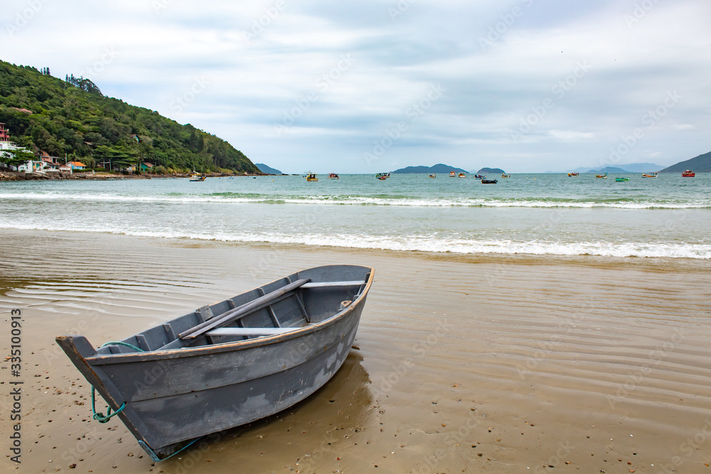 Barco de pescador, costa, ilha, barcos e o mar da Praia do Pântano do Sul, Florianópolis - SC, Brasil Barco de pescador, costa, ilha, barcos e o mar da Praia do Pântano do Sul, Florianópolis - SC, Brasil