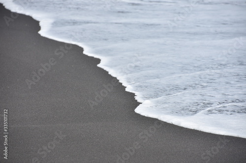 playa de arena negra en Bali  photo