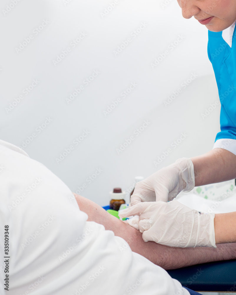 Obraz premium nurse is vaccinating the patient. Blood sampling from a vein in a medical laboratory