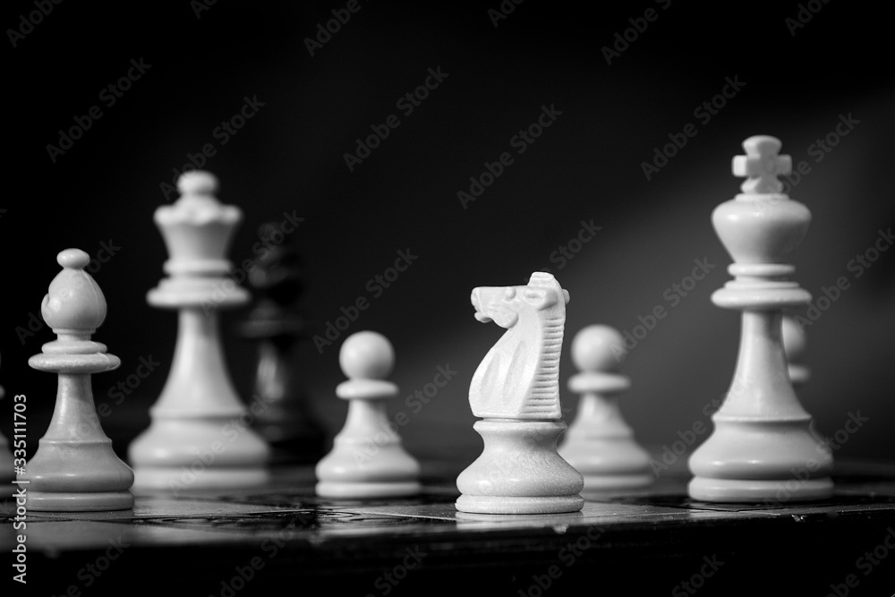 Scacchi fotografati su una scacchiera Scacchi fotografati su una scacchiera