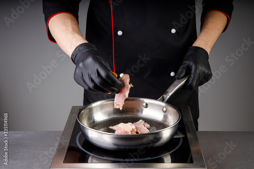 the process of cooking noodles with meat and vegetables in the restaurant kitchen10