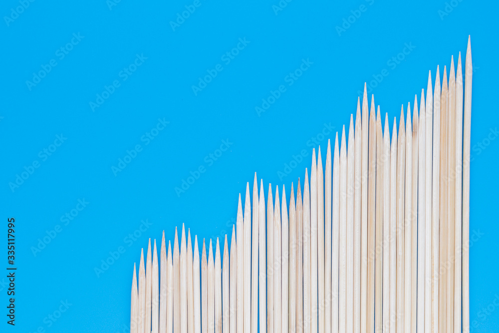 Obraz premium Thin pointed sticks on a blue background