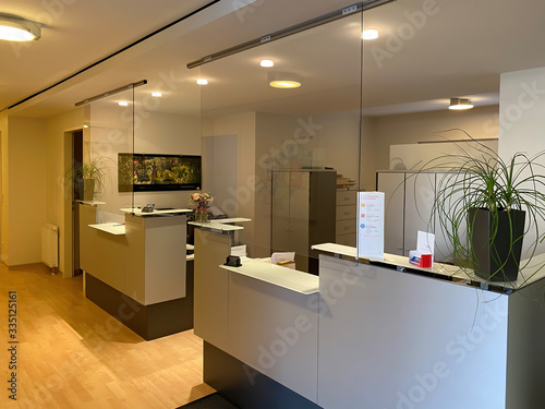 Moderne Hausarztpraxis mit Spuckschutz - Coronavirus photo