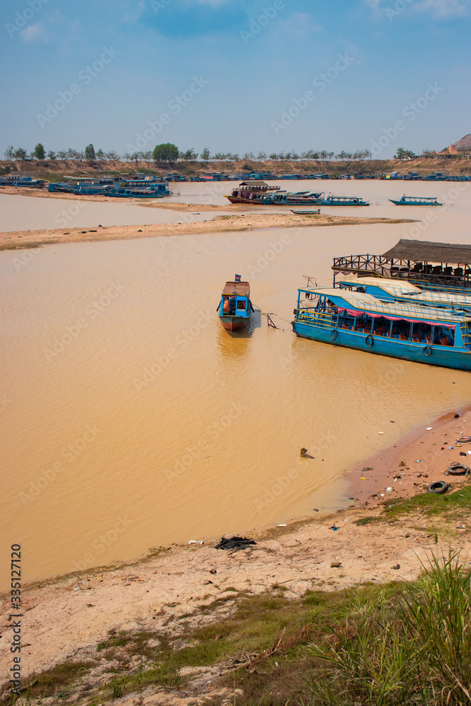 Obraz premium A beautiful view of Tonle Sap pier at Siem Reap, Cambodia.