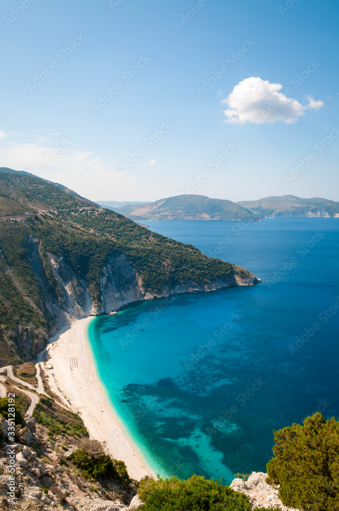 Φωτογραφία Bright sunny view from above of the Mediterranean shores of Myrtos Beach, on the