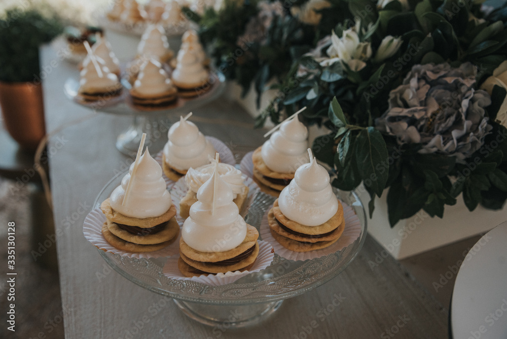 Postres hechos manualmente con crema sobre mesa de jardin en casa. Postres hechos manualmente con crema sobre mesa de jardin en casa.