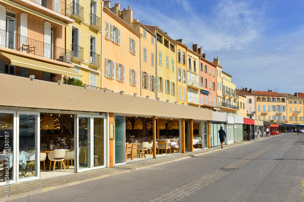 Quai Jean Jaurès à Saint-Tropez (83990), département du Var en région Provence-Alpes-Côte d'Azur, France