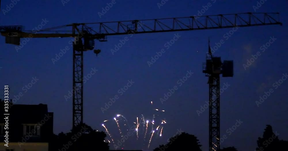 feu d'artifice, ville en silhouette, vue des toits