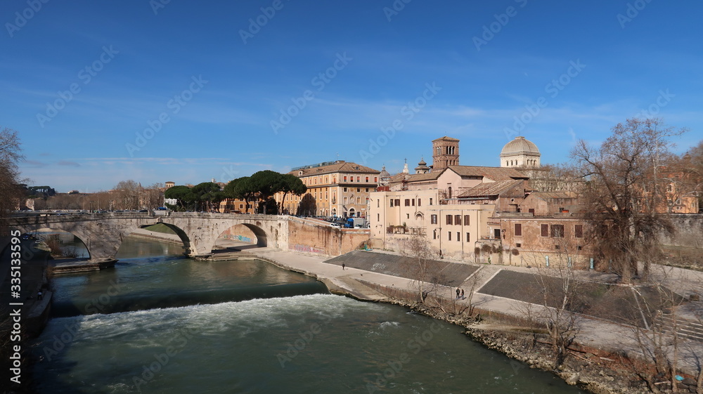 Rome, vue sur le Tibre, le pont Cestius et l'Isola Tiberina (Italie)