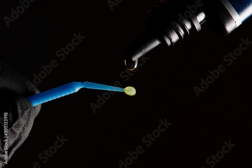 Foto adhesive drop and dental brush