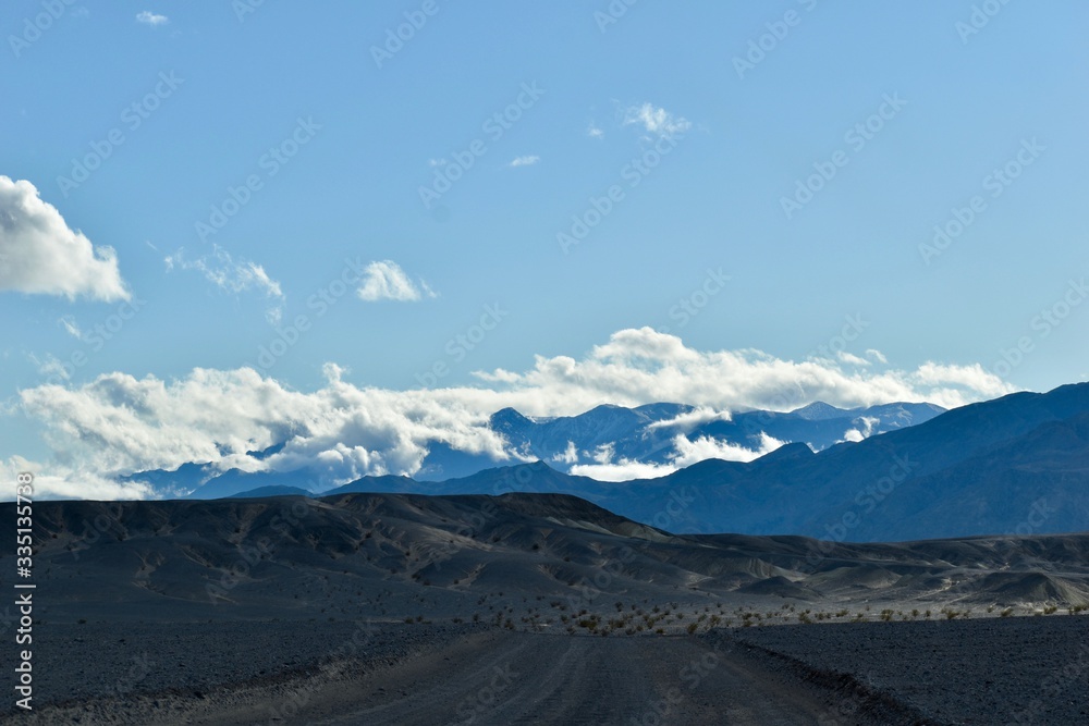 Fototapeta premium nuage dans les montagnes