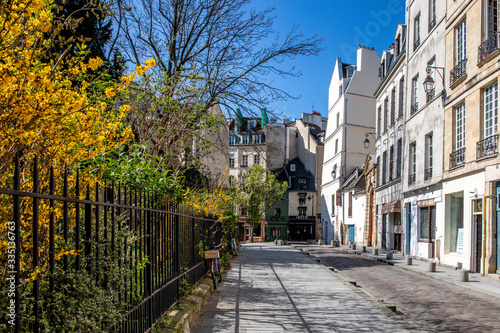Fototapeta Naklejka Na Ścianę i Meble -  Paris, France - April 1, 2020: 16th day of containment because of Covid-19 in a street of Quartier Latin