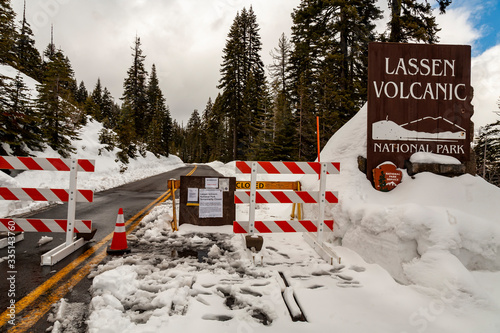 Cuadro en lienzo PLUMAS COUNTY, CALIFORNIA - MARCH 31,2020 - Signs and barricades notify would-be visitors of the closure of Lassen Volcanic National Park and prevent entry due to the COVID-19 novel coronavirus