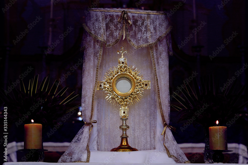 Obraz premium Ostensorial adoration in the catholic church - Holy Week