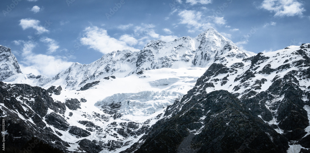Obraz premium Snowy mountains of Aoraki / Mount Cook National Park in New Zealand