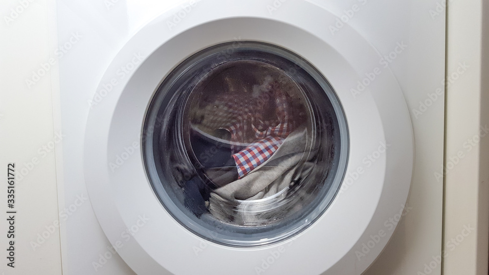 Close the door of the washing machine.