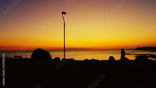Atardecer con siluetas en negro