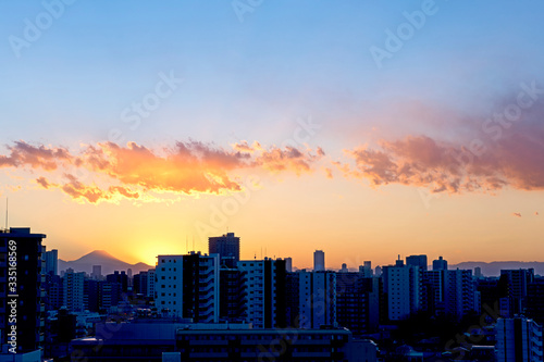 夕日と街から見える富士