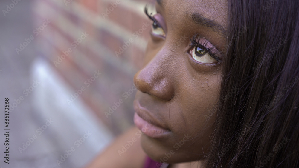 Obraz premium Hopeless young teenage girl looking up into sky