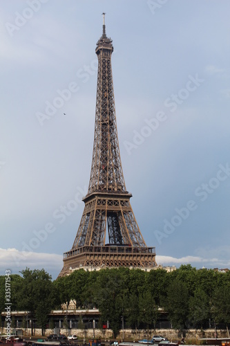Eiffel Tower in Paris © FernandoHenrique