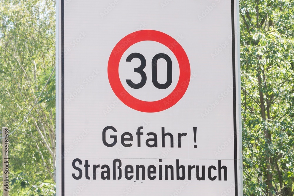 Schild mit der Aufschrift Gefahr Steineinbruch fahren mit 30 km/h