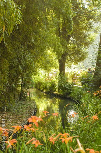フランス　ジヴェルニー　モネの家と庭の風景