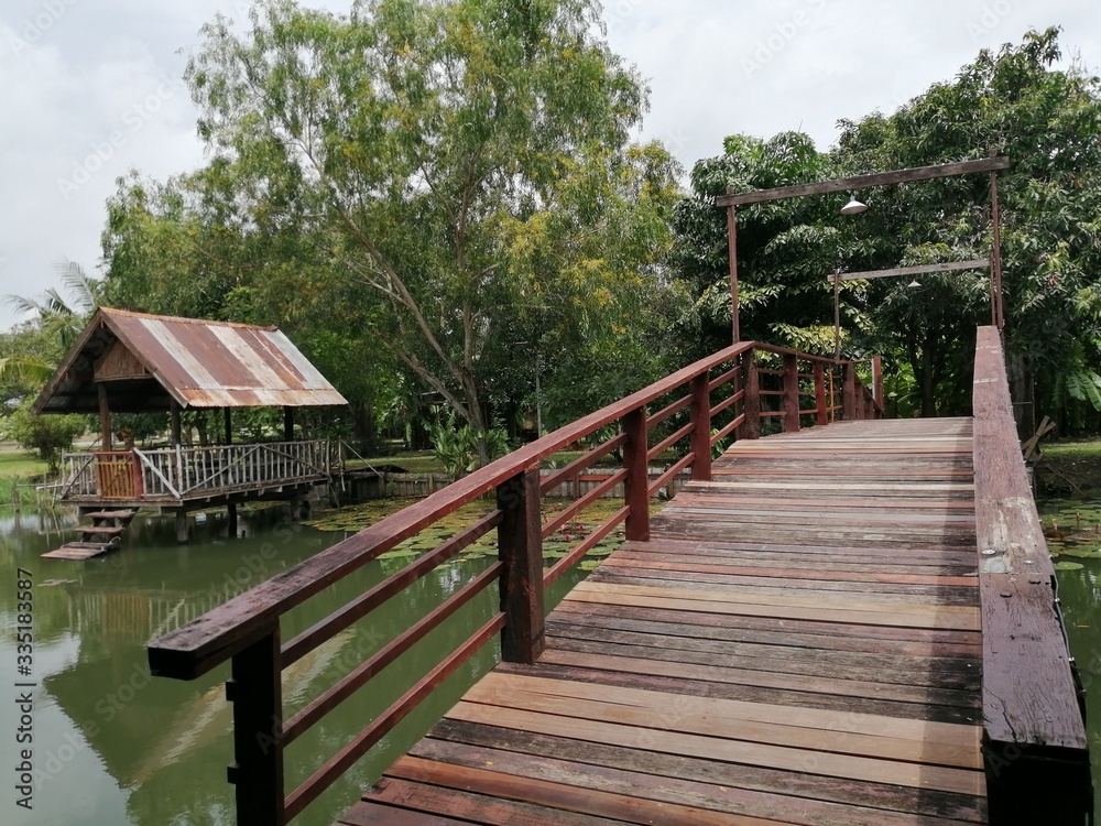 Obraz premium Wooden bridge by the water 