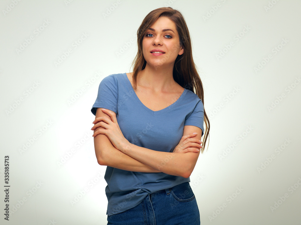 Obraz premium Smiling young woman posing with crossed arms