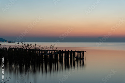 夜明けのオレンジの空と琵琶湖 © sigmaphoto
