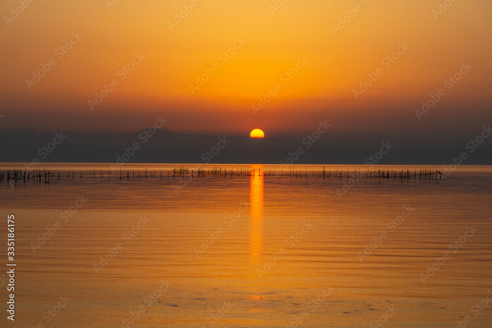夜明けのオレンジの空と琵琶湖の日の出