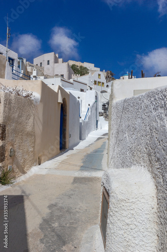 Fototapeta Naklejka Na Ścianę i Meble -  narrow streets of santorini pyrgos