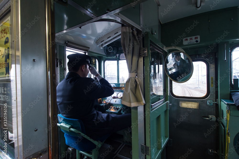 Naklejka premium 日本の電車 江差線の車掌