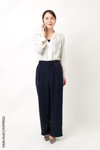 スマートフォンで電話している女性