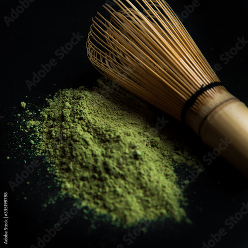 Tè Matcha in polvere su uno sfondo nero