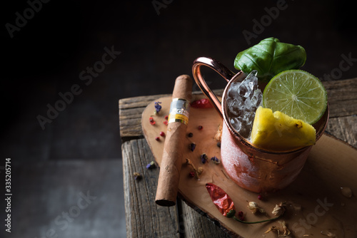 Cocktail cubano servito con decorazioni, sigaro lime in un bicchiere di rame